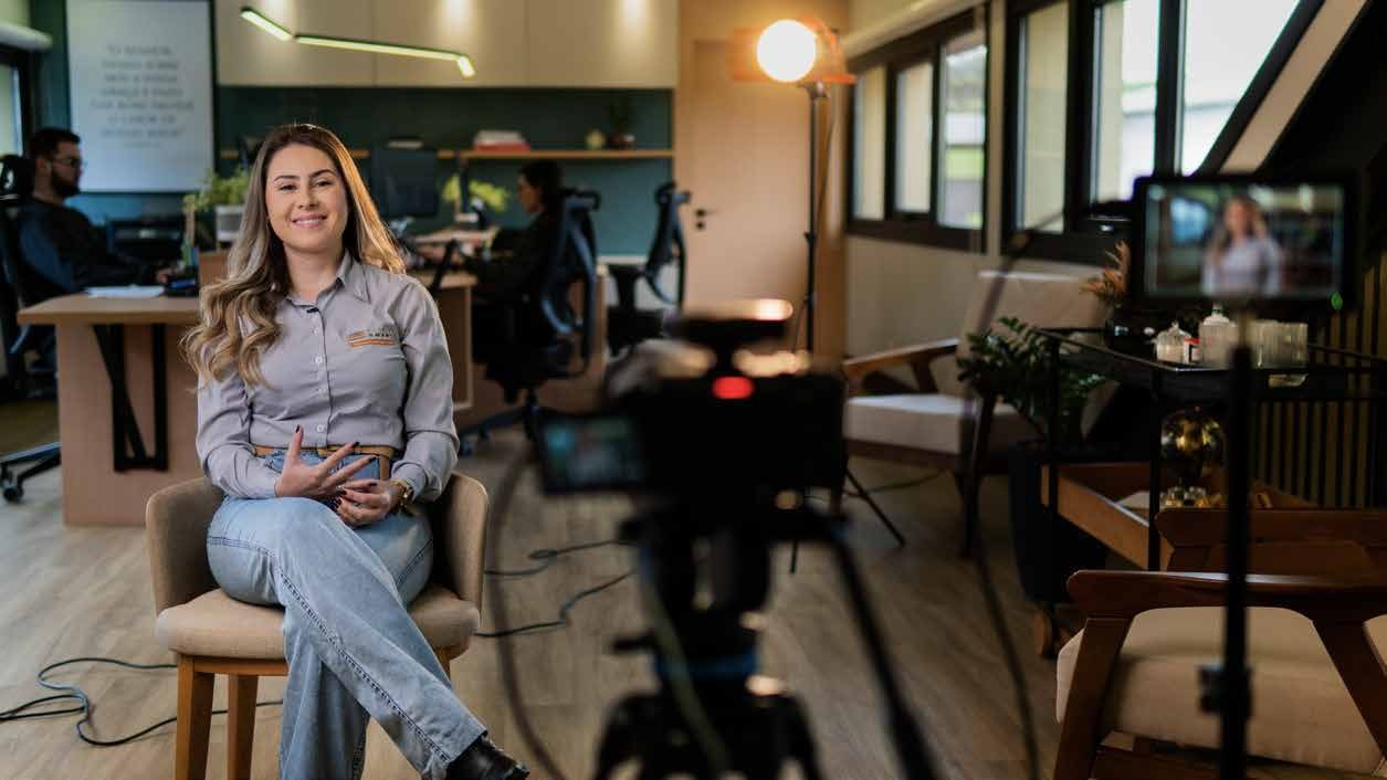 Frame de campanha audiovisual em ambiente comercial